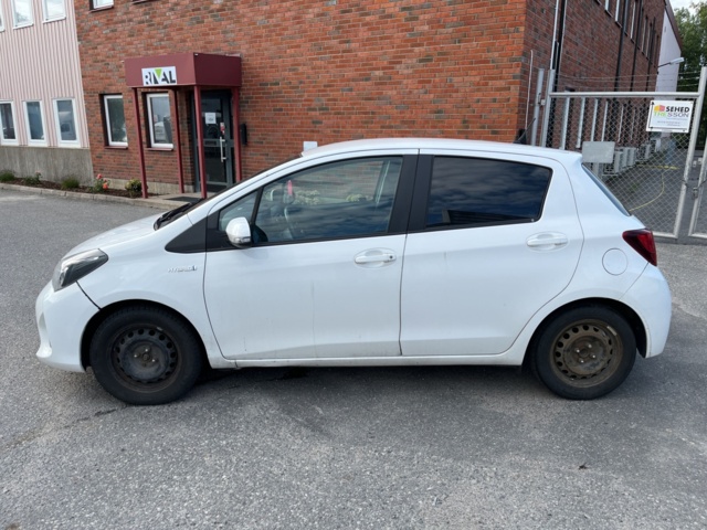 963580-9 Toyota Yaris Hybrid e-CVT, 101hp, 2015
