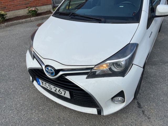 963580-10 Toyota Yaris Hybrid e-CVT, 101hp, 2015