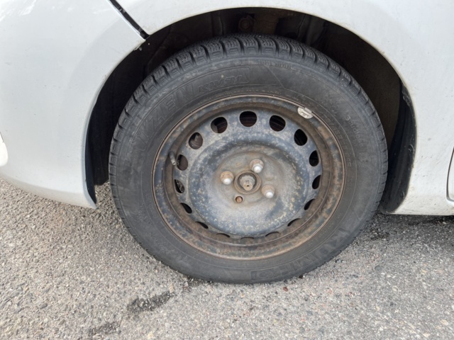 963580-12 Toyota Yaris Hybrid e-CVT, 101hp, 2015