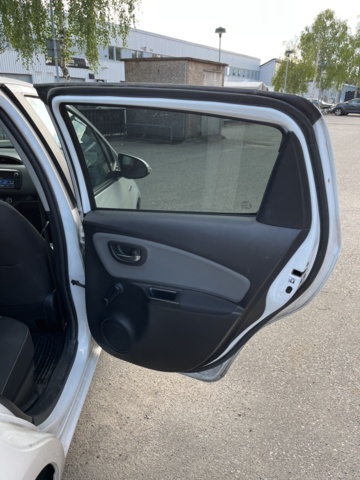 963580-20 Toyota Yaris Hybrid e-CVT, 101hp, 2015