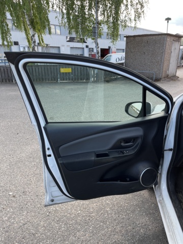 963580-23 Toyota Yaris Hybrid e-CVT, 101hp, 2015