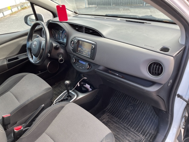 963580-32 Toyota Yaris Hybrid e-CVT, 101hp, 2015