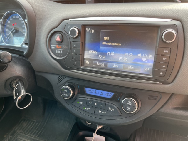 963580-34 Toyota Yaris Hybrid e-CVT, 101hp, 2015