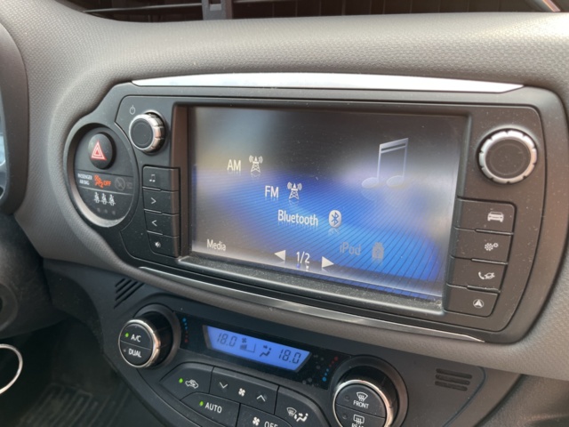 963580-35 Toyota Yaris Hybrid e-CVT, 101hp, 2015