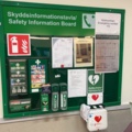 1022367-2 First aid board model larger with defibrillator