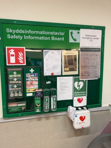 1022367-2 First aid board model larger with defibrillator
