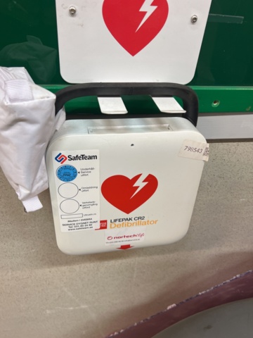 1022367-4 First aid board model larger with defibrillator