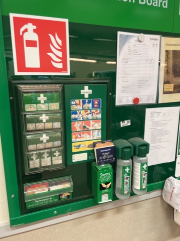 1022367-3 First aid board model larger with defibrillator