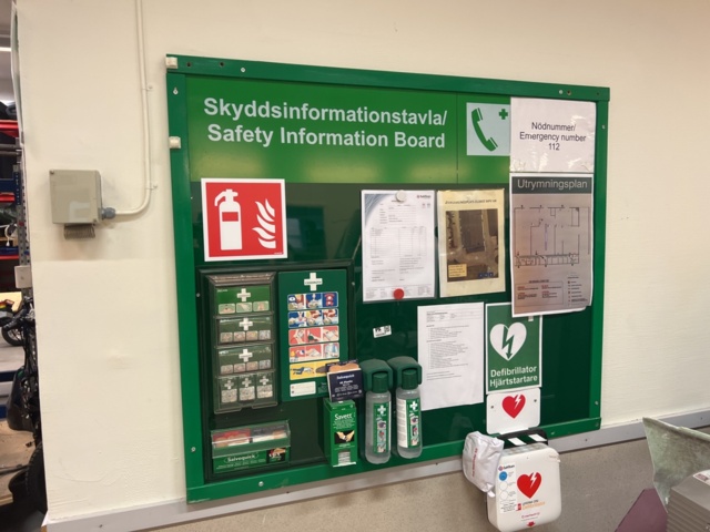 1022367-1 First aid board model larger with defibrillator