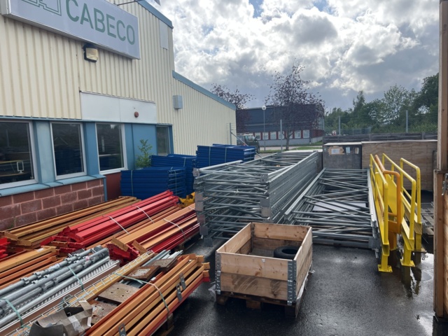 1022401-1 Pallet stall with sliding places