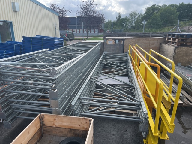 1022401-2 Pallet stall with sliding places