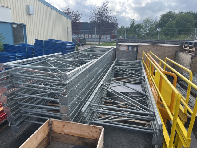 1022401-3 Pallet stall with sliding places