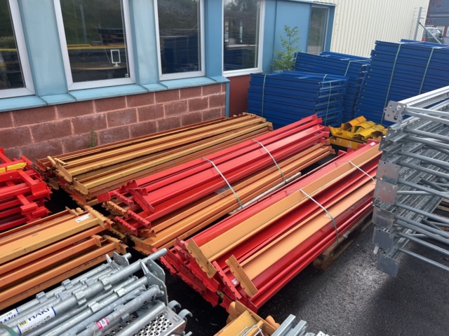 1022401-4 Pallet stall with sliding places