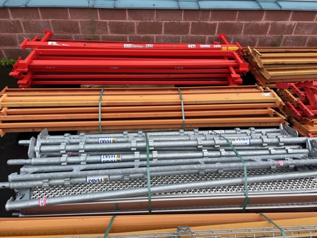 1022401-5 Pallet stall with sliding places