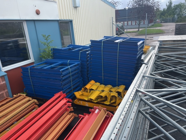 1022401-6 Pallet stall with sliding places