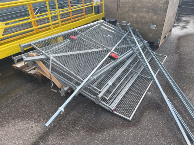 1022401-7 Pallet stall with sliding places