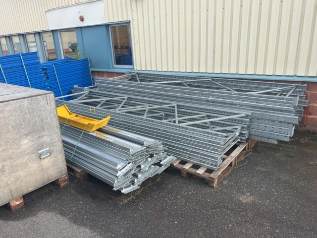 1022401-8 Pallet stall with sliding places