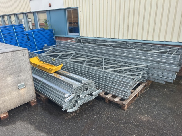 1022401-9 Pallet stall with sliding places