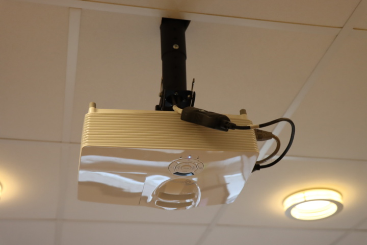 1033715-3 Projector Optima with projector screen