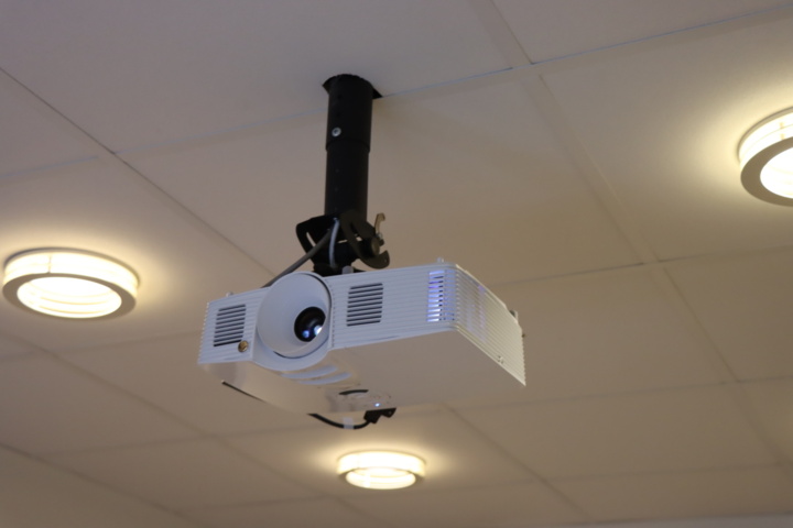 1033715-1 Projector Optima with projector screen