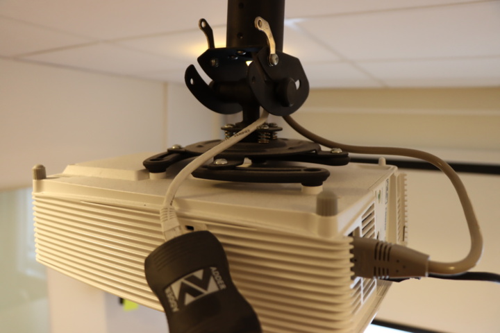 1033715-6 Projector Optima with projector screen