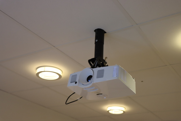 1033715-11 Projector Optima with projector screen