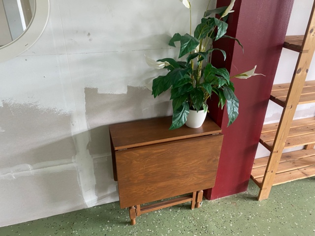 1056709-14 Lot with furniture