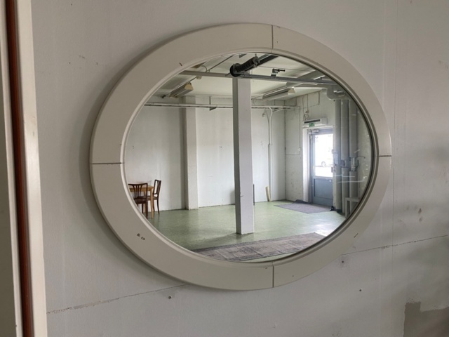 1056709-18 Lot with furniture