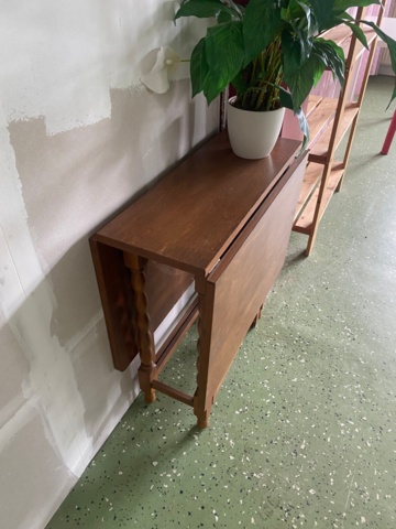 1056709-15 Lot with furniture