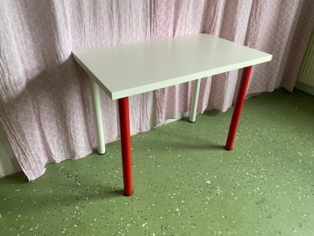 1056709-17 Lot with furniture