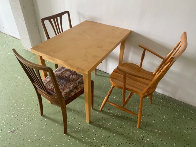 1056709-13 Lot with furniture