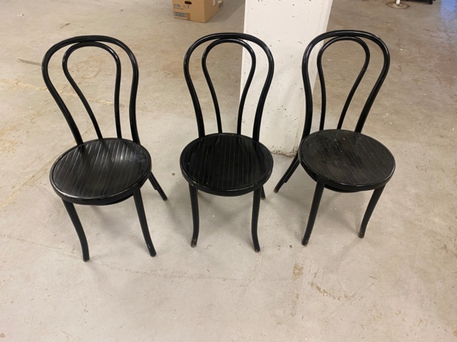 1056709-11 Lot with furniture