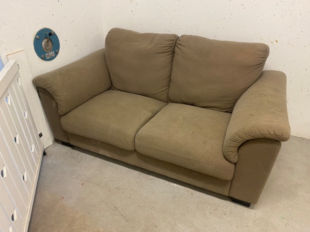 1056709-10 Lot with furniture