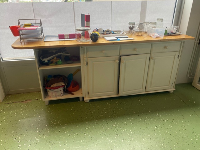 1056709-6 Lot with furniture