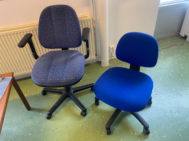 1056709-4 Lot with furniture