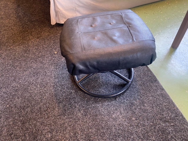 1056709-5 Lot with furniture