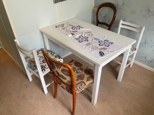 1056709-7 Lot with furniture