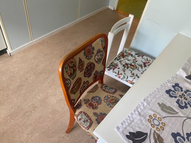 1056709-8 Lot with furniture