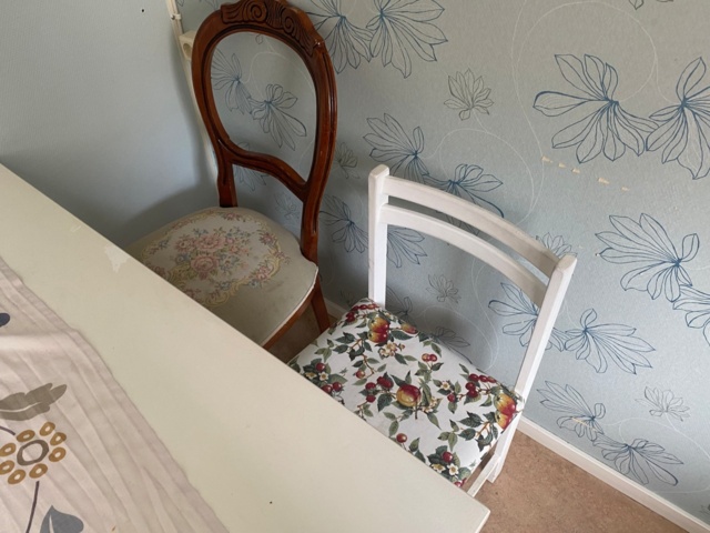 1056709-9 Lot with furniture