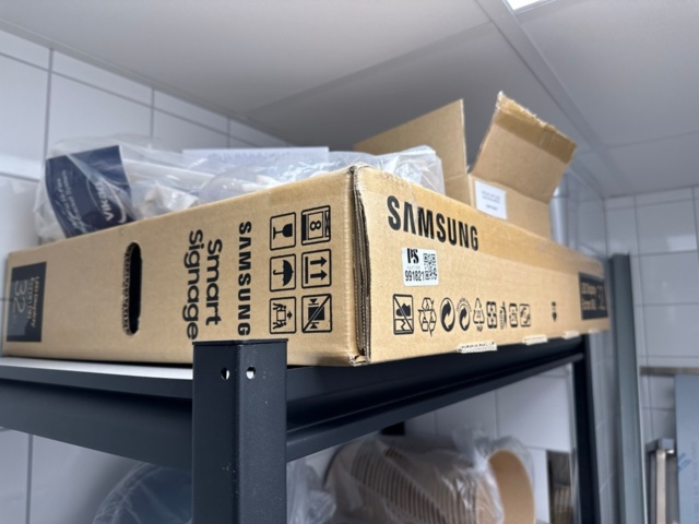 991821-2 New LED TV Samsung 32" in box