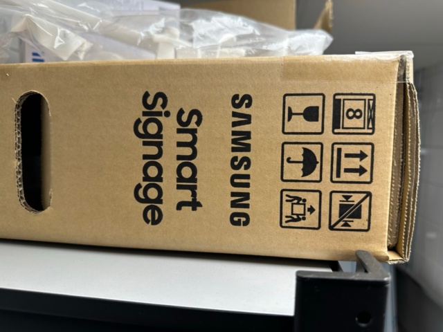 991821-4 New LED TV Samsung 32" in box