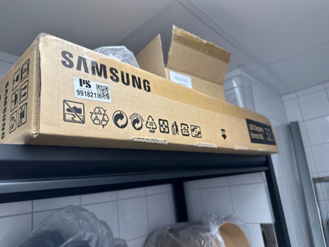 991821-5 New LED TV Samsung 32" in box