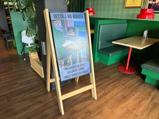 991836-1 Bildskärm LG 43", LG43UH5F på trästativ