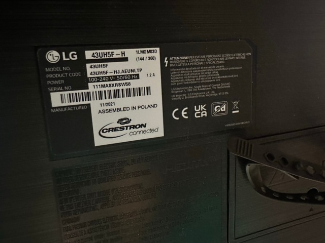 991836-2 Bildskärm LG 43", LG43UH5F på trästativ