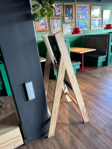 991836-3 Bildskärm LG 43", LG43UH5F på trästativ