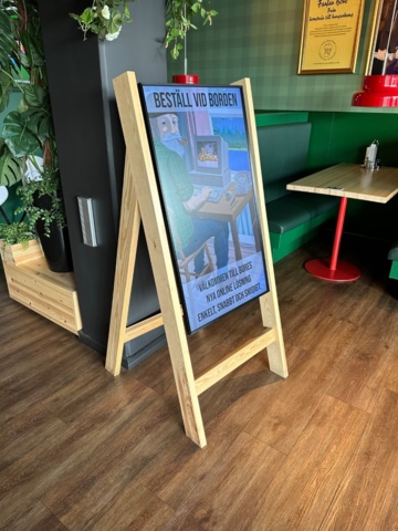 991836-4 Bildskärm LG 43", LG43UH5F på trästativ