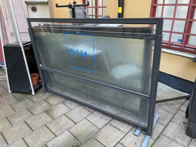 996411-1 Glass framing/wind protection can be raised and lowered