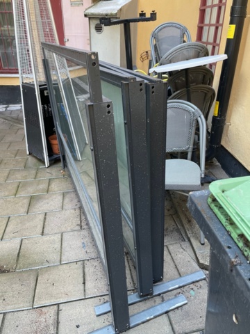 996411-2 Glass framing/wind protection can be raised and lowered