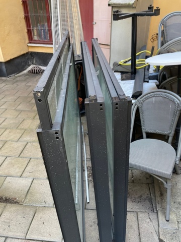 996411-3 Glass framing/wind protection can be raised and lowered