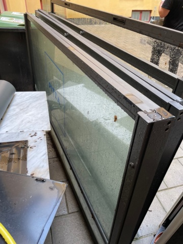 996411-5 Glass framing/wind protection can be raised and lowered